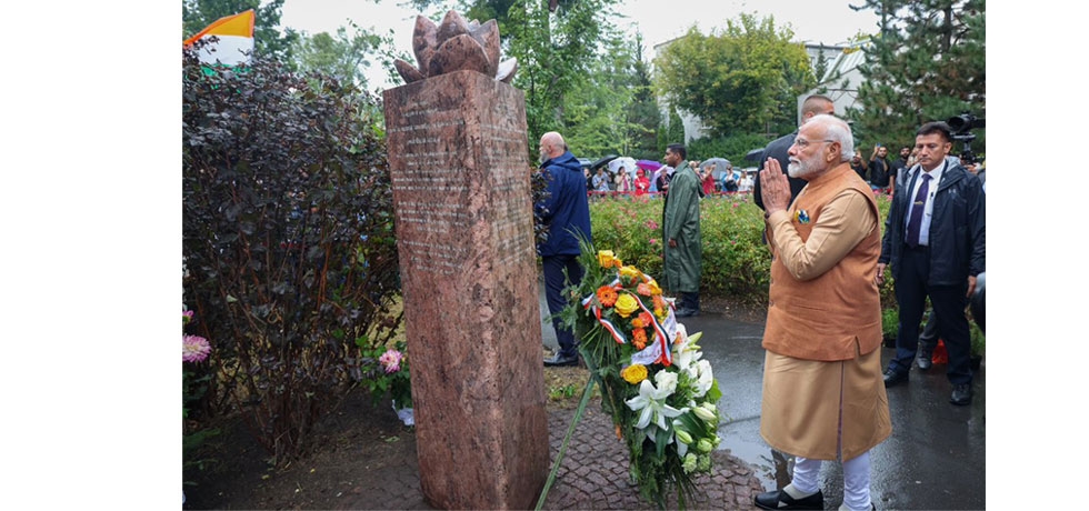  HE Mr Narendra Modi, Prime Minister of India, pays his respects at the Dobry Maharaja Memorial commemorating HH Digvijaysinhiji Ranjitsinhji Jadeja, the Jamsaheb of Nawanagar, Skwer Dobrego Maharadzy, 21.08.2024, Warsaw.