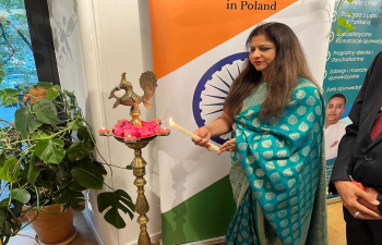 EOI Warsaw in collaboration with Art of Living commemorated the 11th Ayurveda Day at Soham Space in Warsaw. The event focused on the timeless tradition of Ayurveda and its enduring relevance to holistic health, wellness and harmonious living. In her opening remarks, Ambassador Neeta Bhushan highlighted the growing popularly of Ayurveda in Poland and expressed happiness that a large number of people are benefiting from the techniques as well as natural herb based solutions for better  health and well-being.