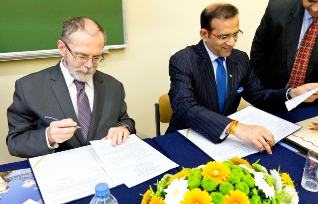 Signing of MoUs for Chairs of Hindi and Tamil at University of Warsaw
